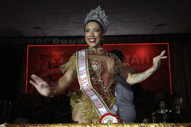 Tati Minerato é coroada Rainha de Bateria da Porto da Pedra (Foto: Roberto Filho / Brazil News)