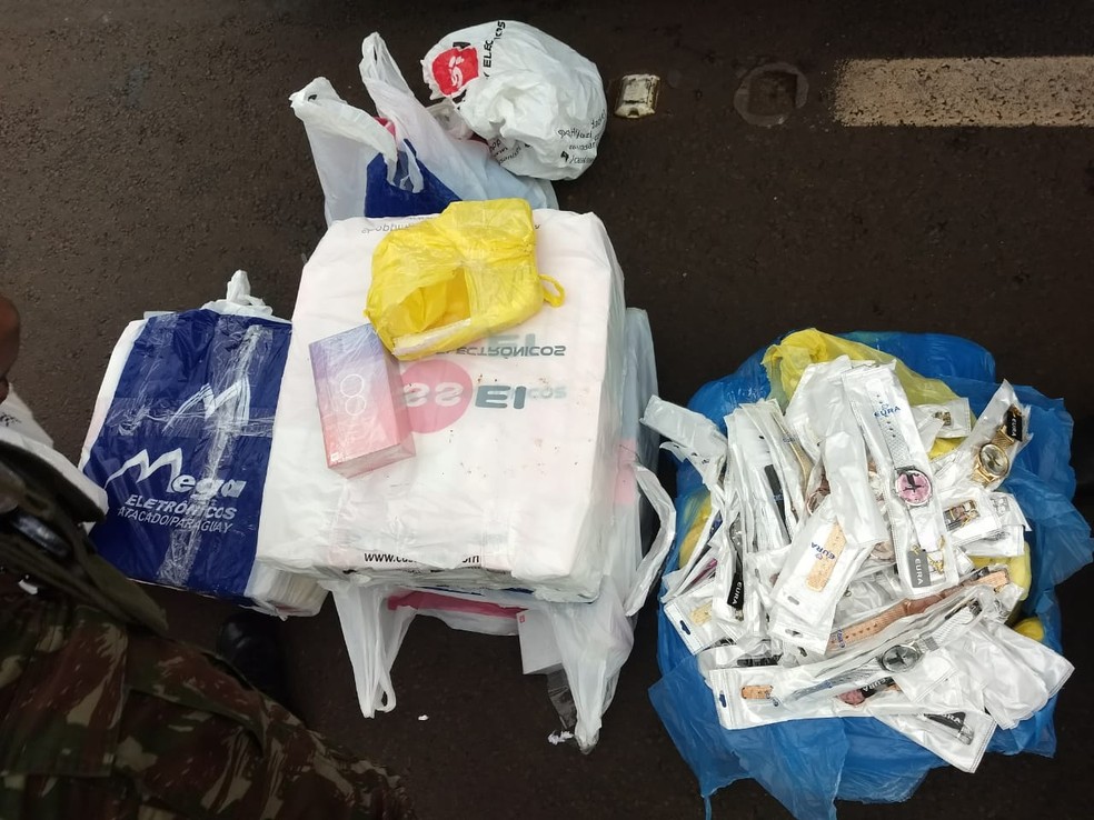 Entre os produtos apreendidos estÃ£o eletrÃ´nicos, equipamentos de informÃ¡tica, relÃ³gios e perfumes trazidos ilegalmente do Paraguai â Foto: Receita Federal/DivulgaÃ§Ã£o