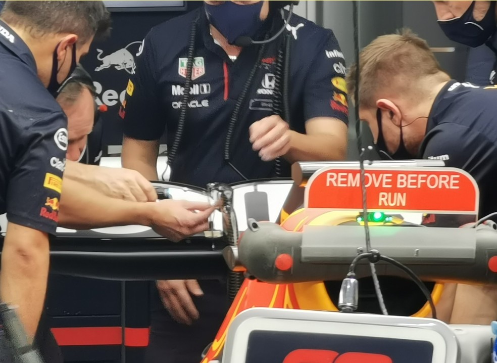 Mecânicos da RBR reparam asa traseira de Max Verstappen no segundo treino livre do GP do Catar — Foto: Albert Fabrega