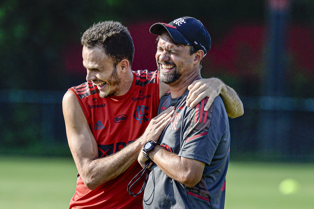 Renê sorri com Mauricio Souza em treino do Flamengo — Foto: Marcelo Cortes / Flamengo