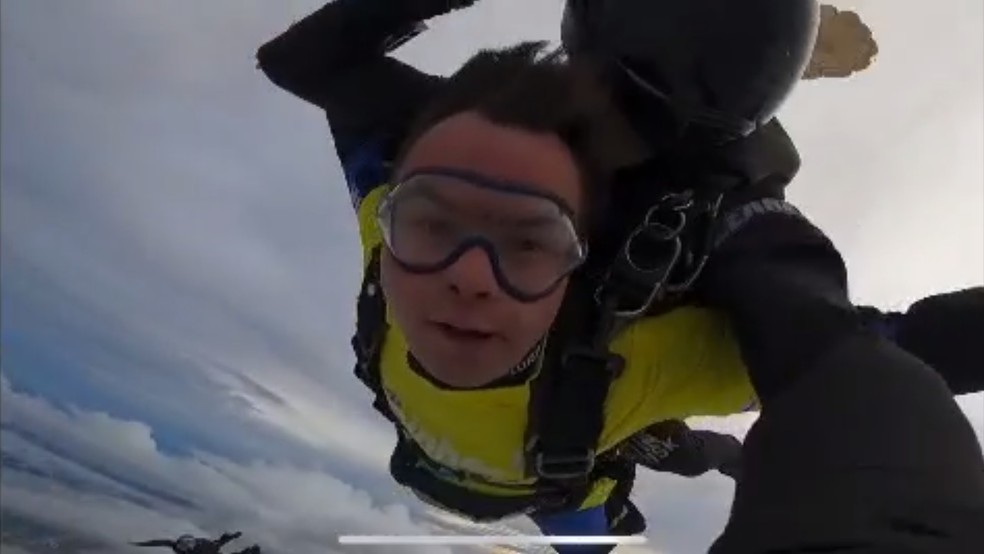 Garoto de 19 anos com síndrome de down surpreende família com salto de paraquedas — Foto: Arquivo pessoal