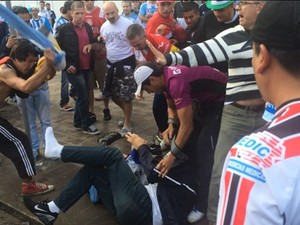 Homem foi agredido e teve ingresso roubado em Porto Alegre (Foto: Fábio Almeida/RBS TV)