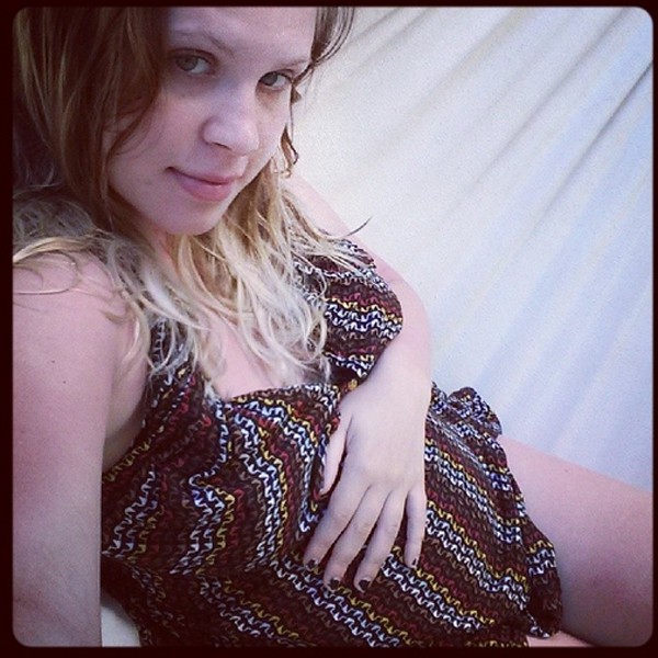 A atriz Carolinie Figueireiredo mostra a barriga da segunda gravidez (Foto: Reprodução / Instagram)