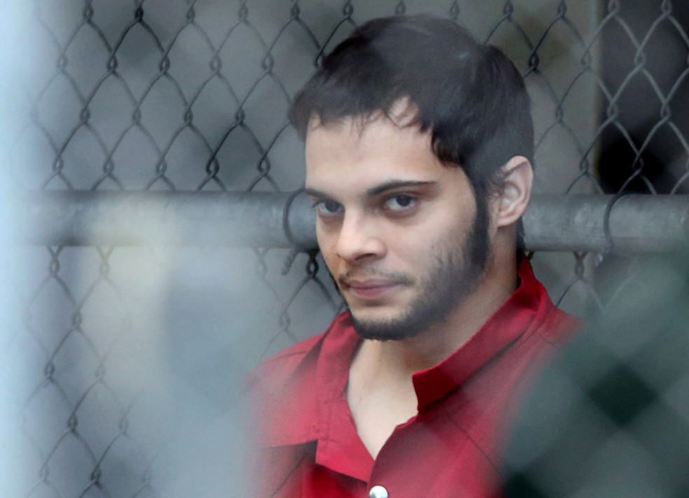 Esteban Santiago é visto durante trasferência da cadeia do condado de Broward a corte federal em Fort Lauderdale (Foto:  Amy Beth Bennett/South Florida Sun Sentinel via REUTERS)
