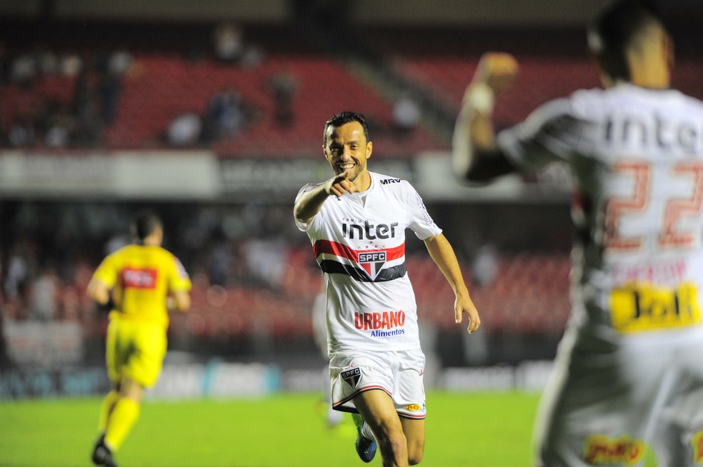 Nenê comemora gol pelo São Paulo (Foto: Marcos Ribolli)