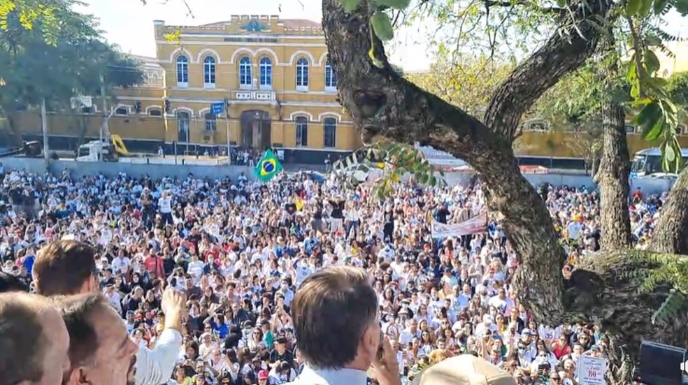 Jair Bolsonaro (PL) discursa neste sábado (9) na Marcha para Jesus 2022, na cidade de São Paulo. — Foto: Reprodução/Facebook