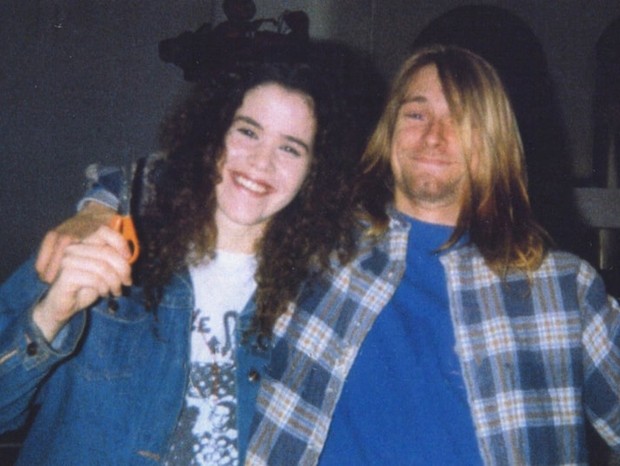 Cabeleireira Tessa Osbourne posa com Kurt Cobain após corte de cabelo, em 1989 (Foto: Iconic Auctions)