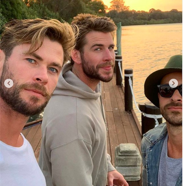 Os irmãos Liam Hemsworth e Chris Hemsworth com um amigo no resort australiano no qual estão hospedados e pagando diárias de 30 mil reais (Foto: Instagram)