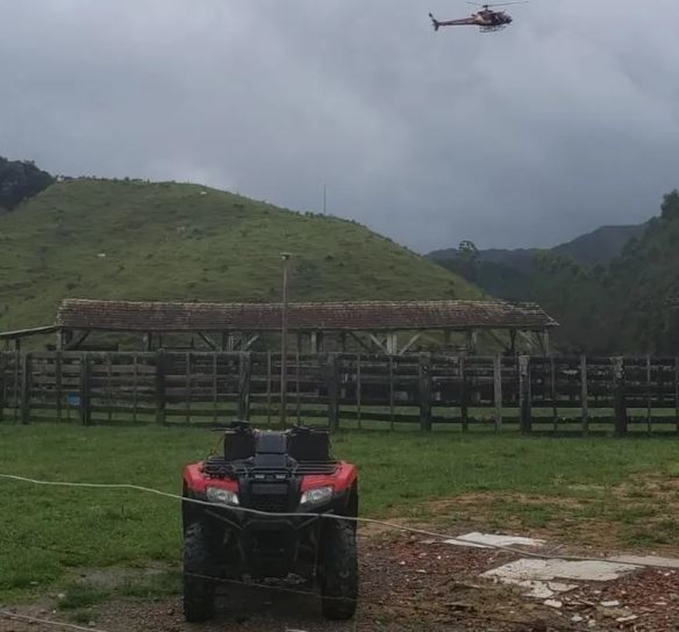 Bombeiros voluntários precisaram usar um quadriciclo para conseguir chegar ao idoso, que estava no Faxinal do Bepe — Foto: Corpo de Bombeiros Voluntários da União/ Divulgação