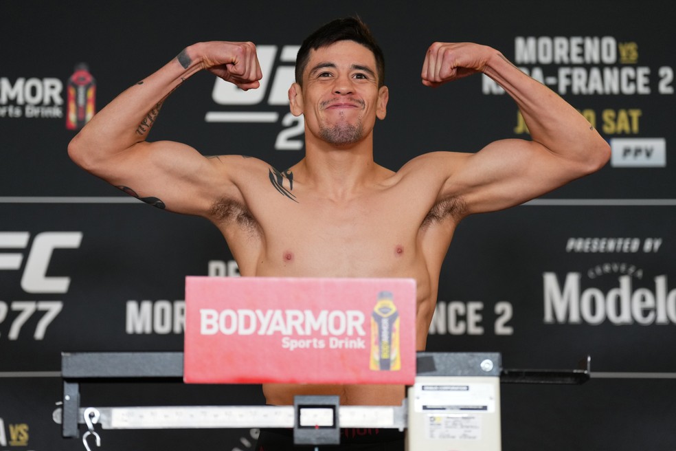 Brandon Moreno pesagem UFC 277 — Foto: Getty Images