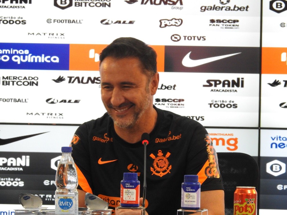 Vítor Pereira mira busca por títulos e elogia qualidade do Corinthians