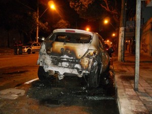 Após incêndio a ônibus, carro de passeio também é incendiado em bairro vizinho, em Vitória (Foto: Mariana Perim/ G1)