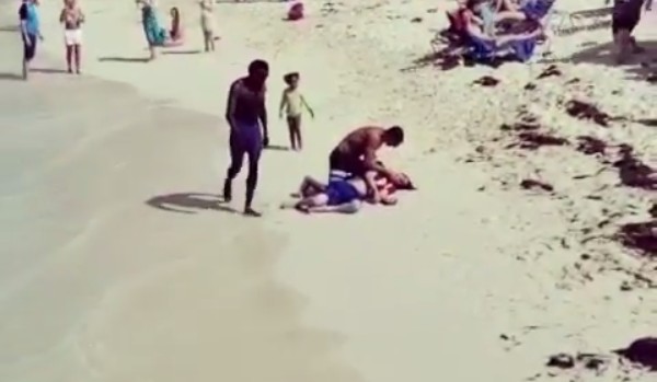 O resgate feito por Alex Brovarnick em uma praia nas Bahamas (Foto: Instagram)