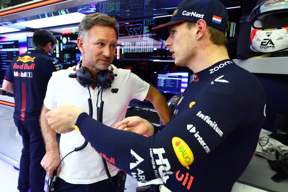 Max Verstappen conversa com o chefe Christian Horner durante os testes da Fórmula 1 no Bahrein — Foto: Mark Thompson/Getty Images