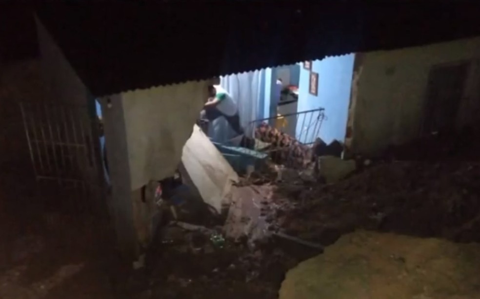 Parte de imóvel desabou em deslizamento de morro, em Itamaraju — Foto: Reprodução/TV Santa Cruz