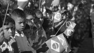 Crianças com bandeiras na chegada dos restos de Dom Pedro a São Paulo, em 1972 — Foto: Pedro Martinelli/Agência O GLOBO