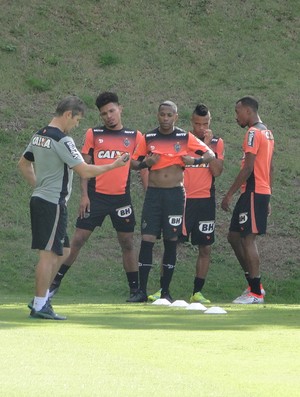 Robinho, atacante do Atlético-MG, e Júnior Urso (Foto: Rafael Araújo)