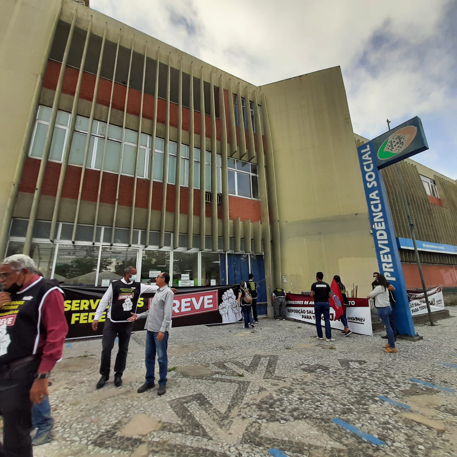 Servidores do INSS, em Caruaru, aderem à greve nacional por reajuste salarial e atendimentos são afetados