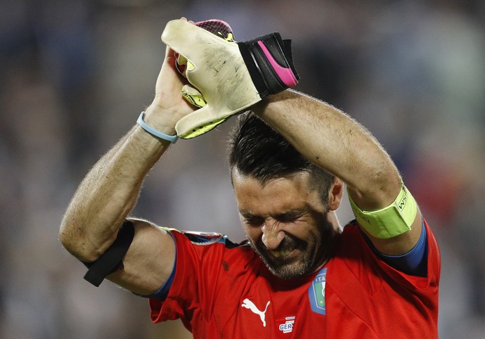 Buffon agradece apoio da torcida (Foto: REUTERS/Christian Hartmann )