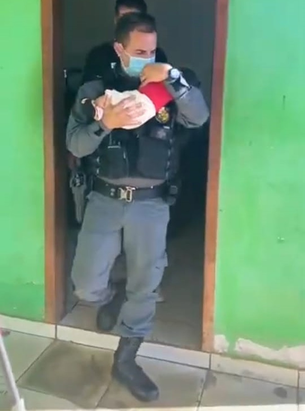 Policial resgatou bebê de 2 meses em boca de fumo em MT — Foto: Divulgação
