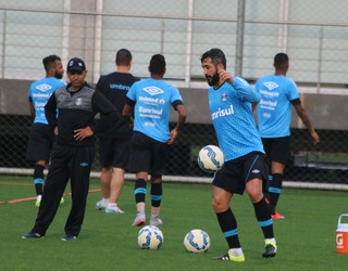 Maicon acusa nova lesão e vira baixa contra Avaí; Douglas será preservado