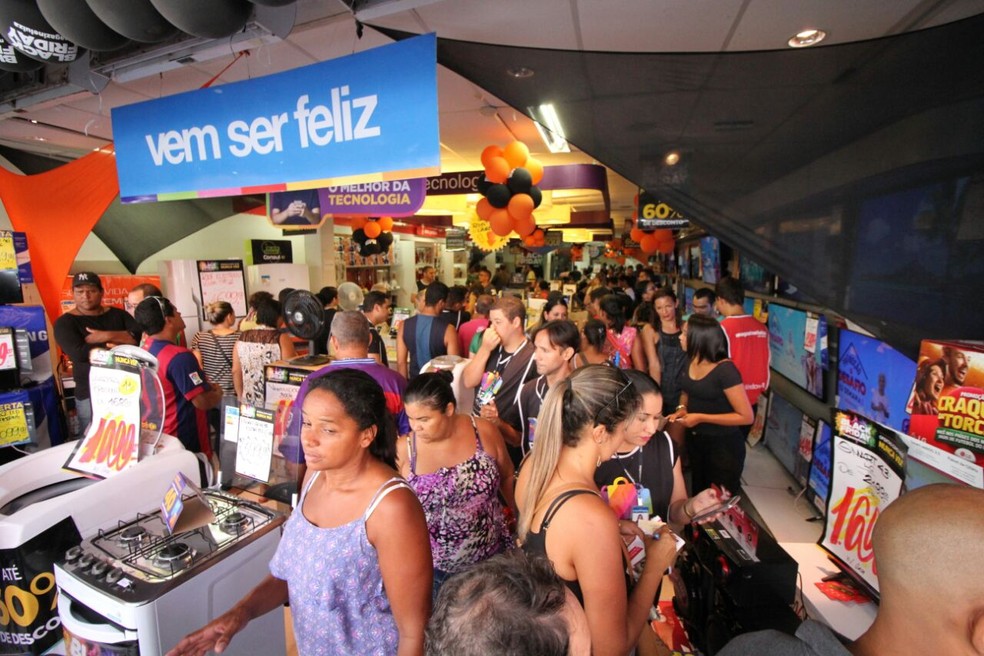 Movimento é intenso nas lojas da Rua da Concórida, na região central do Recife (Foto: Marlon Costa/Pernambuco Press)