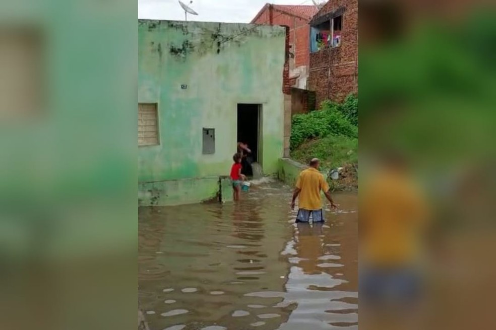 Ruas e casas da cidade de Várzea Alegre ficaram alagadas após chuva de 200 milímetros. — Foto: Reprodução