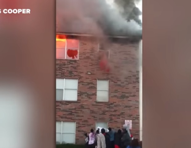 Incêndio em Dallas deixa famílias desalojadas. Bebê de um ano é atirado pela janela do terceiro andar  (Foto: Reprodução Youtube)