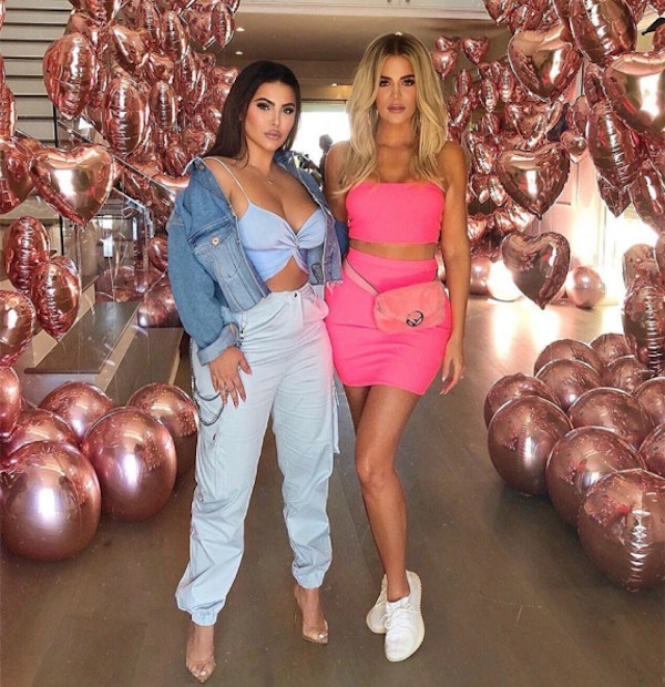 A socialite Khloé Kardashian com uma amiga (Foto: Instagram)