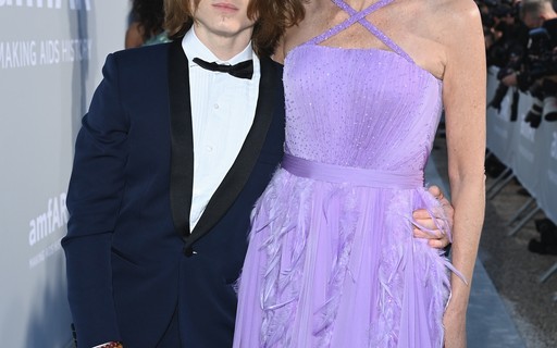 Sharon Stone circula com filho em tapete vermelho de Cannes
