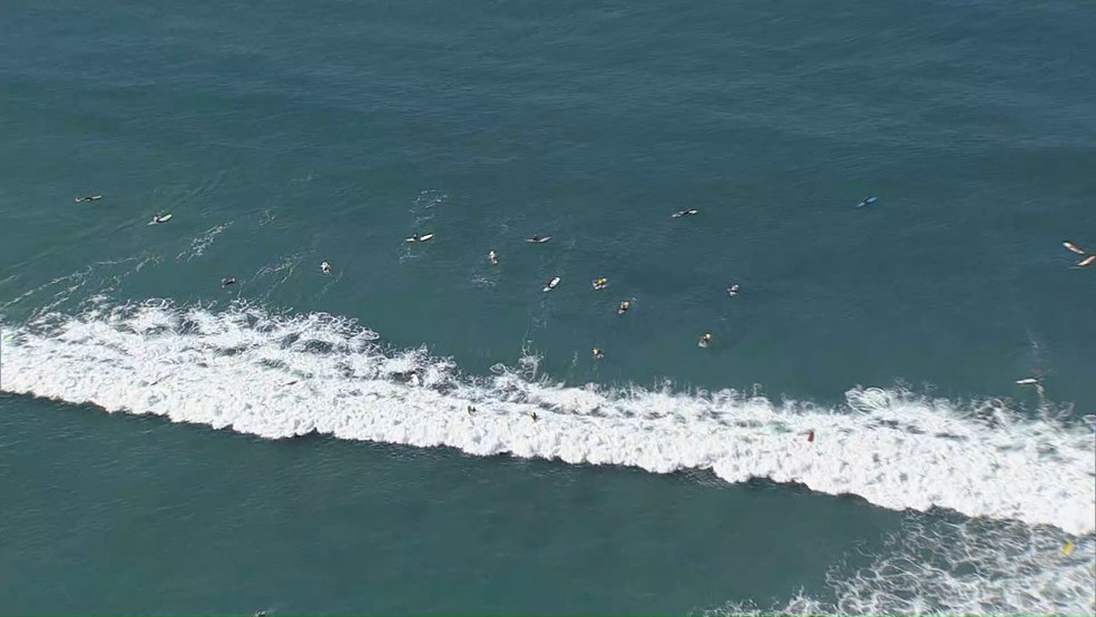 Medidas restritivas seguem em vigor, mas imagens mostram surfistas no mar e pessoas fazendo atividade física na areia