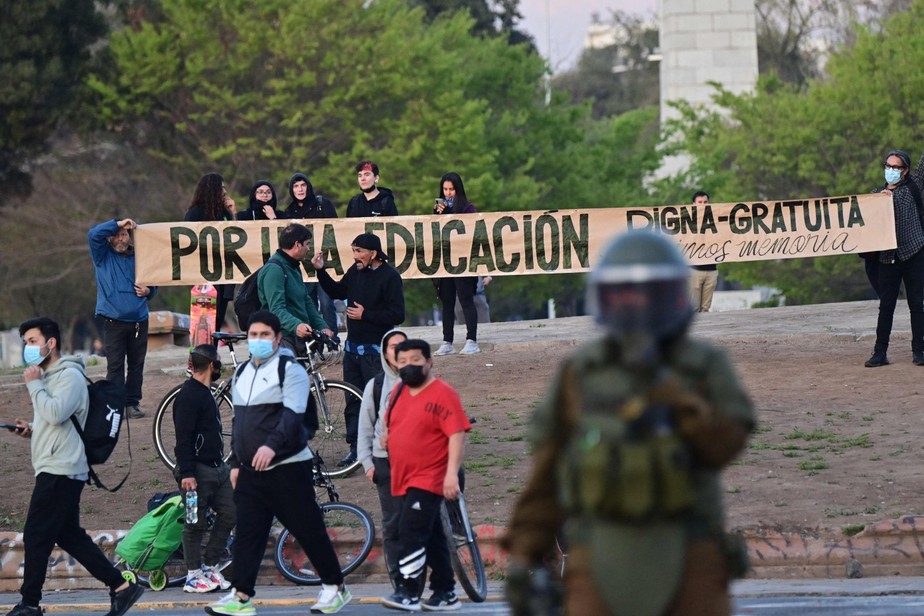 Estudantes seguram uma faixa com os dizeres 'Pela Educação Gratuita e Decente' durante um protesto em Santiago, Chile