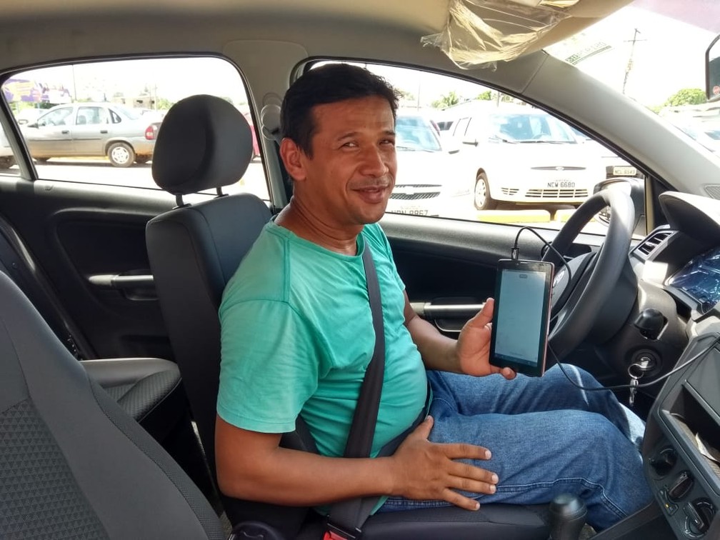 ENEM 2019 - DOMINGO (10) – PORTO VELHO (RO) – Raimundo Silva, motorista de app,  diz que já garantiu muitas corridas por causa do Enem. "O aplicativo não para. É uma corrida após a outra. Ninguém quer chegar atrasado nesse segundo dia de prova", comenta.  — Foto: Jheniffer Núbia/G1