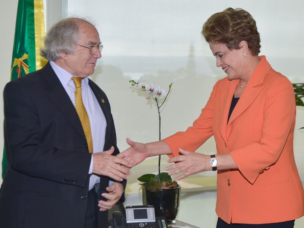 A presidente Dilma Rousseff recebeu, no Palácio do Planalto, o prêmio Nobel da Paz de 1980, Adolfo Esquivel (Foto: José Cruz / Agência Brasil)