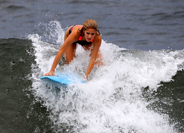Isabella Santoni surfa em praia carioca (Foto: Agnews)