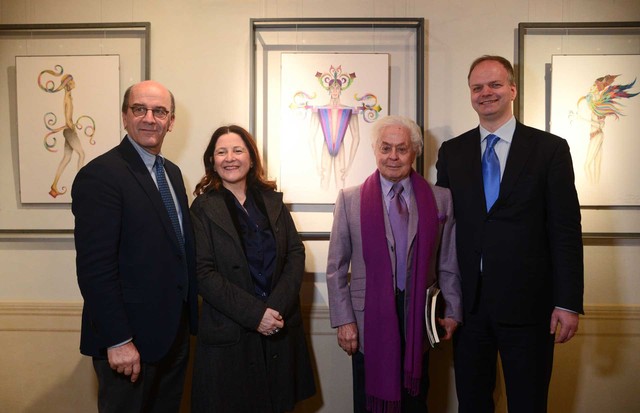 Roberto Capucci (second from right) at the Uffizi Gallery with, from left, Rafaello Napoleone, CEO of Pitti Immagine; the Deputy Mayor of Florence, Cristina Giachi; and Eike Schmidt, the current Director of the Uffizi (Foto: FRANCESCO GUAZZELLI)