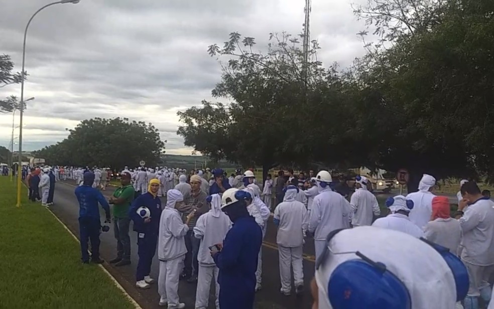 Vazamento de amônia em indústria deixa funcionários intoxicados em Rio Verde, em Goiás — Foto: TV Anhanguera/ Reprodução