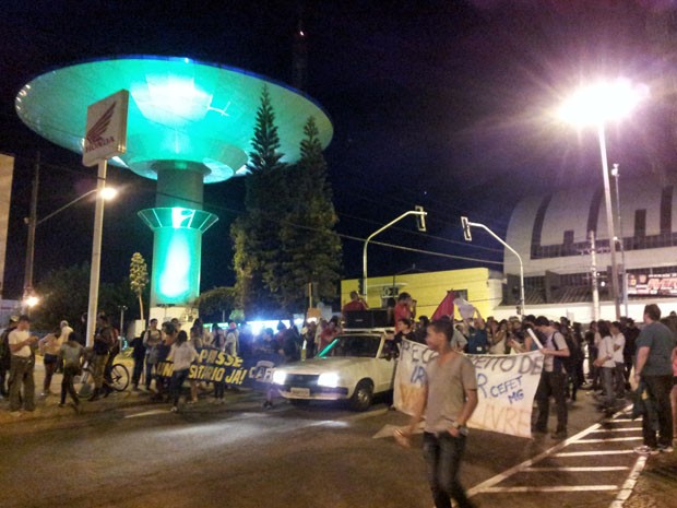 Manifestação terminou em frente à Nave do ET, na praça central de Varginha (Foto: Samantha Silva / G1)
