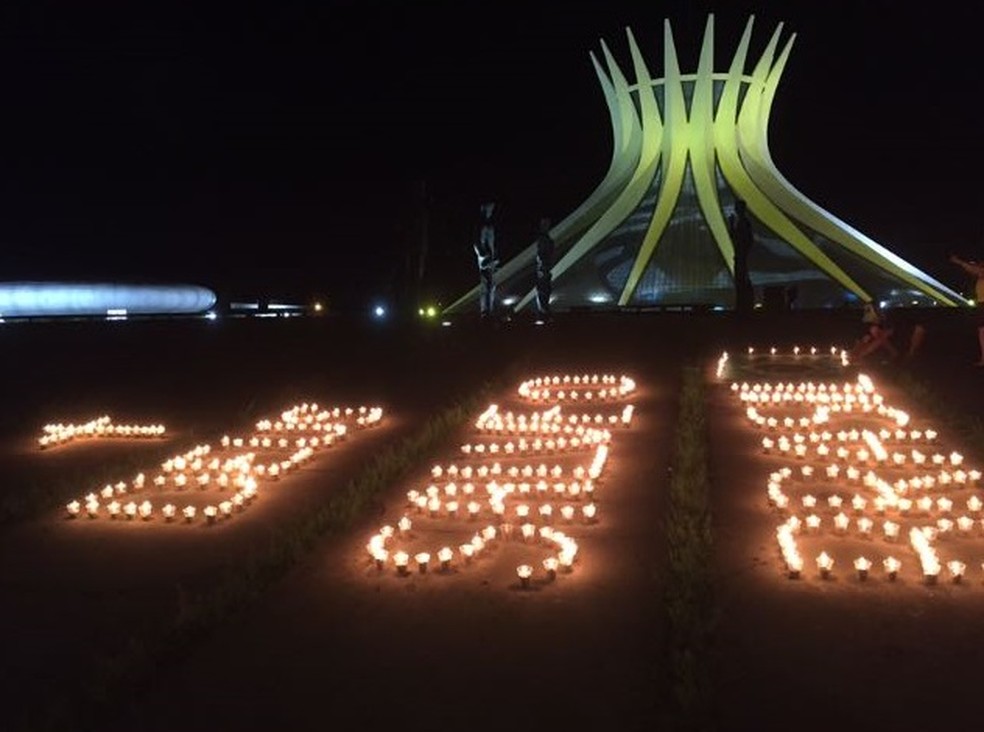 Grupo se reúne toda terça-feira, em frente à Catedral Metropolitana de Brasília, para rezar pelo país (Foto: Arquivo pessoal )