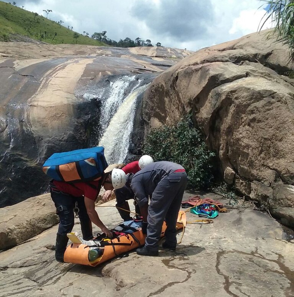 Jovem foi resgatado por equipe dos bombeiros em cachoeira (Foto: Corpo de Bombeiros/Divulgação)