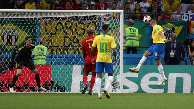 Renato Augusto cabeceia para fazer o gol do Brasil