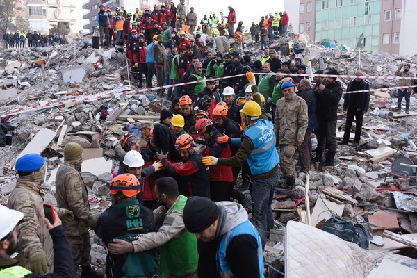 Trabalhos de resgate em Iskenderun, na Turquia, em 10 de fevereiro de 2023 — Foto: Yagiz Karahan/Reuters