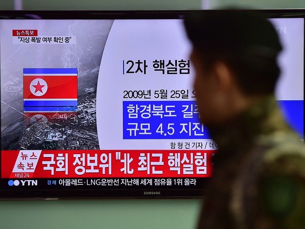 Soldado sul-coreano passa por uma tela de televisão em estação ferroviária em Seul enquanto a Coreia do Norte anuncia ter feito teste com bomba de hidrogênio (Foto: AFP Photo/Jung Yeon-Je)