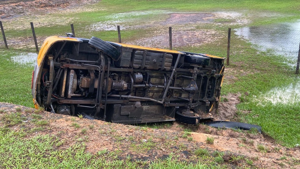 Ônibus caiu em barranco em avenida de Manaus — Foto: Patrick Marques/g1