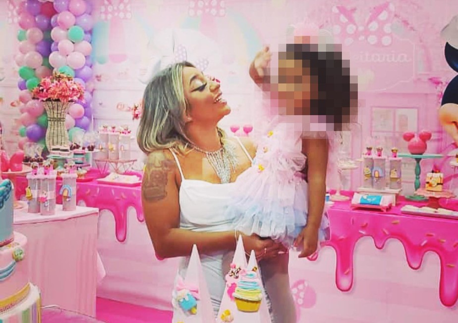 Brenna Azevedo viralizou ao dançar funk durante aniversário de 3 anos da filha, realizado no último sábado em Belford Roxo, na Baixada Fluminense