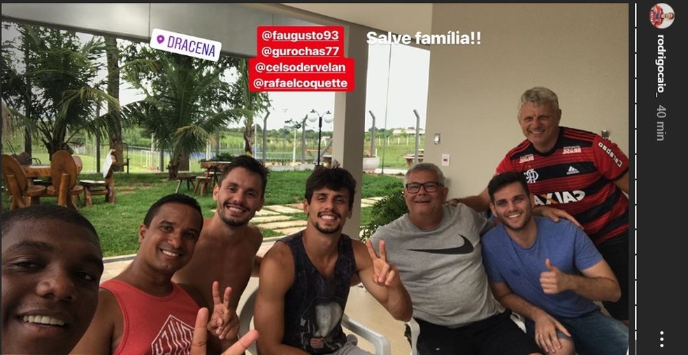 Rodrigo Caio festeja acerto com o Flamengo ao lado de amigos e familiares â€” Foto: ReproduÃ§Ã£o/Instagram