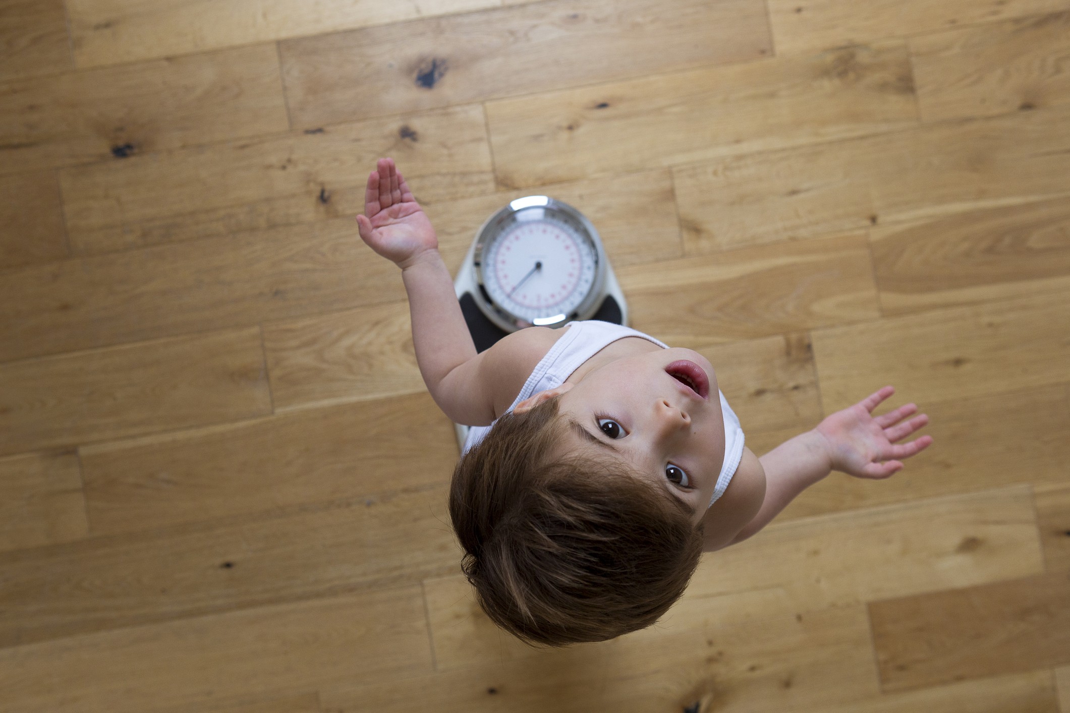 Criança se pesa na balança (Foto: Getty Image)