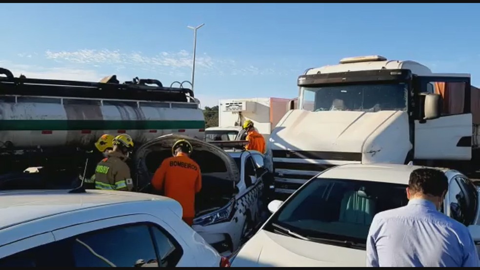 Entre os carros envolvidos no acidente uma viatura da Polícia Militar do DF — Foto: Corpo de Bombeiros do DF/Divulgação 