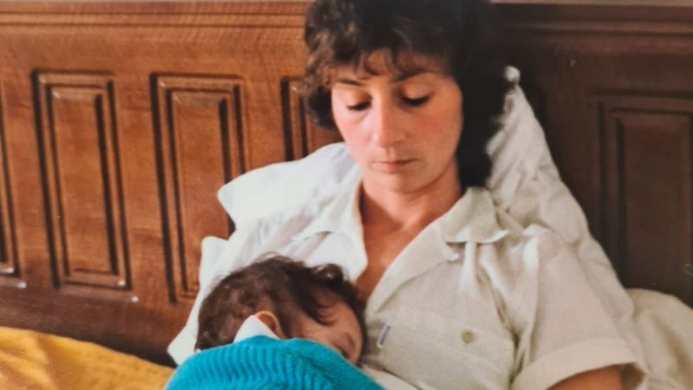 Mariela com sua mãe adotiva — Foto: Arquivo pessoal/BBC