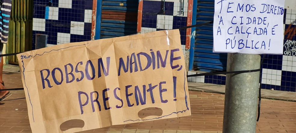 Cartazes expressam sentimento de revolta contra situação de descaso das pessoas que vivem nestas condições — Foto: Reprodução